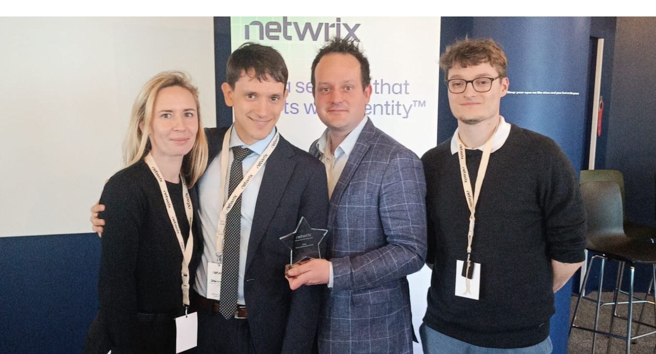 Quatre membres de l’équipe Ariovis recevant le Partnership Excellence Award lors du Netwrix Partner Kick Off France 2026.